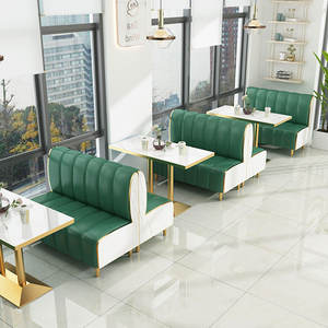 Asientos de cabina de cuero de rayas verticales de alta calidad y mesa de mármol Sillas De Metal dorado y mesa de comedor para restaurante - Product Image 2