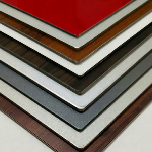 Panel compuesto de aluminio (ACP) con diseño metálico y textura de madera para revestimiento exterior en construcciones - Product Image 1