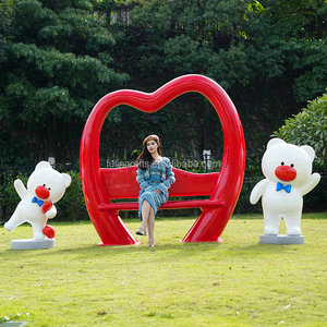 Sculpture de banc en fibre de verre grandeur nature en forme de cœur, statue d'ours en résine de dessin animé pour la décoration artistique extérieure des centres commerciaux et des paysages - Product Image 1