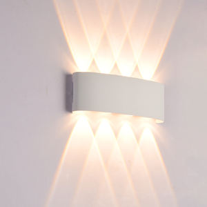 مصابيح حائط LED عصرية للبيع بالجملة، إضاءة داخلية مثبتة للمنزل وغرفة النوم بهيكل بلاستيكي - Product Image 4