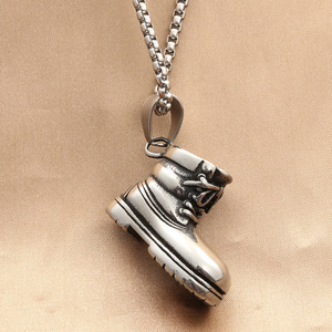 จี้รูปรองเท้าบูทหิมะทำจากไทเทเนียมสตีล สร้อยคอผู้ชายสแตนเลส สไตล์พังก์ย้อนยุค ของขวัญเครื่องประดับ - Product Image 1