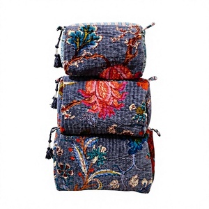 Juego de 3 Bolsas de Aseo Acolchadas de Terciopelo con Estampado Floral de Algodón Indio - Product Image 1