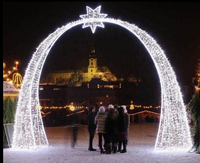 Grande sculpture lumineuse en forme de cœur pour extérieur, utilisée comme décorations commerciales de Noël, arche lumineuse en forme de cœur à traverser