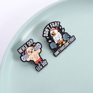 بروش بتصميم ميم رياضي بعبارة 'لا تغفل يوم التمارين للساقين أبدًا'، إكسسوار مرح لمحبي اللياقة البدنية للارتداء اليومي - Product Image 1