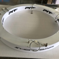 SKYSEEN fabrique des boîtes lumineuses LED circulaires sur mesure, à changement de couleur, pour enseignes lumineuses suspendues.