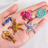 Breloques marines kaléidoscopiques |   Pendentifs en acier inoxydable plaqué or 18 carats PVD, émail peint à la main, animaux marins : crabe, homard, étoile de mer, coquillage