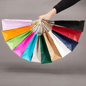 Vente en gros de cartes cadeaux personnalisées avec logo imprimé, en matériaux recyclés classiques, surface vernie, carton ivoire, poignée longue, pour vêtements et cadeaux - Product Image 2