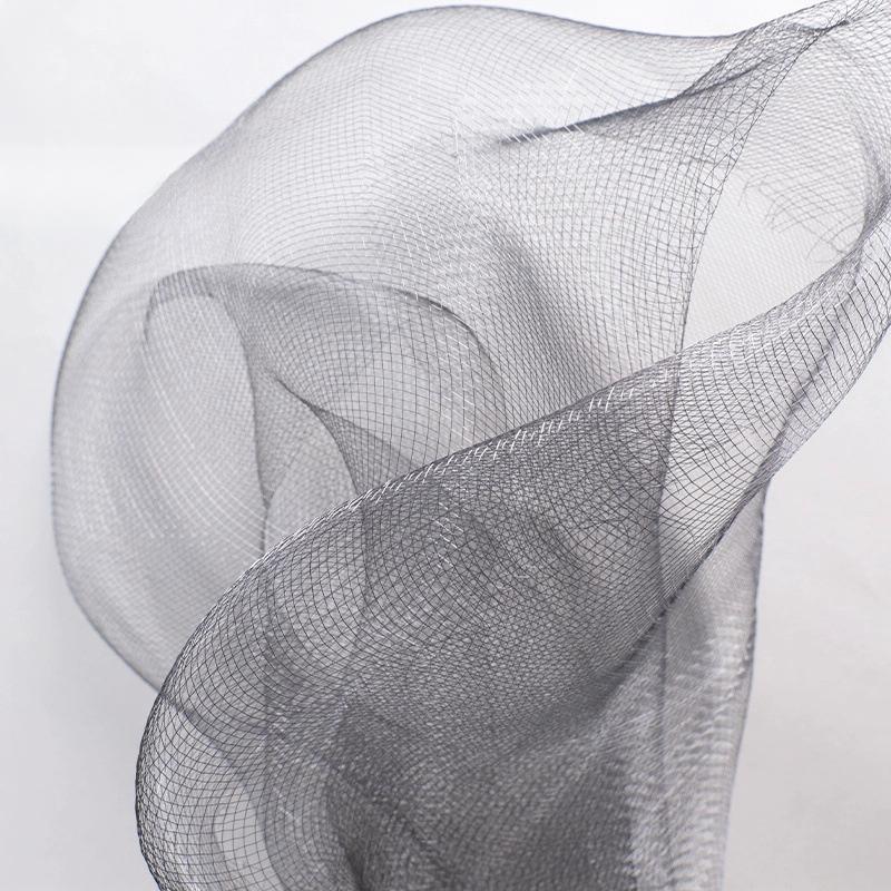 Gris foncé avec de grands trous