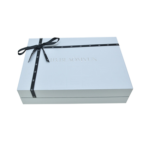 صناديق هدايا فاخرة مخصصة بيضاء اللون من قطعتين صلبة مع شريط للتغليف، مناسبة للملابس والحقائب والأحذية ومنتجات العناية بالبشرة - Product Image 4