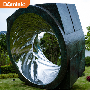 Sculpture d'anneau de portique sur mesure de grande taille en acier inoxydable avec cadre à facettes et centre bleu lumineux, Art nocturne moderne pour parc urbain - Product Image 5
