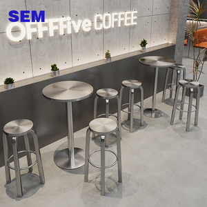 Ensemble <span class=keywords><strong>table</strong></span> haute et chaises de style industriel moderne en acier inoxydable SEM pour cafés et salons de desserts – Tabourets hauts populaires - Product Image 1