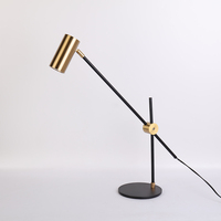 Lampe de table d'inspection brillante intérieure à base de métal réglable et dorée brossée pour hôtel