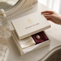Boîte à courrier rigide personnalisée en ivoire avec logo floral en feuille d'or pour l'emballage de foulards en soie