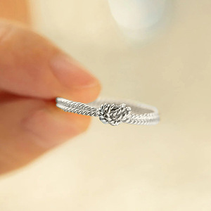 Anello a Nodo Minimalista, Gioiello da Dito alla Moda per Donna, Stile Quotidiano e da Ufficio - Product Image 6