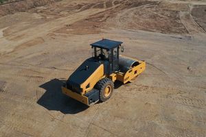 Reliable Single Drum Vibratory Roller 520f Compactor with High Performance 129kw Powerful Engine for Sale - Product Image 4