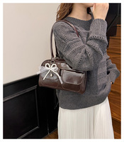 Sac à main Boston vintage en PU avec fermeture éclair, nœud perlé détachable, sac à bandoulière à double poche, idéal pour le shopping quotidien et la simplicité urbaine