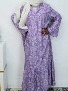 Abaya Morada con Estampado Paisley, Cuello con Muescas, Diseño en Capas, Secado Rápido, Vestido <span class=keywords><strong>Maxi</strong></span> para Oración Musulmana, Personalizable - Product Image 3