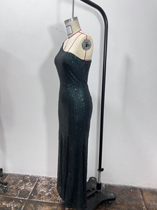 Nuevo vestido de lentejuelas estilo europeo y americano con hombros descubiertos, abertura sin mangas y diseño ajustado hasta el suelo. - Product Image 4