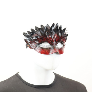 หน้ากากสวมหน้ากากขนนกสีแดงทำจากพลาสติกวาดด้วยมือสำหรับเทศกาลฮาโลวีนที่น่ากลัวของตกแต่งบ้าน - Product Image 3