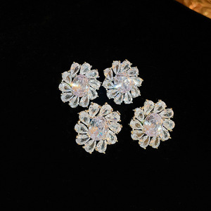 Orecchini a Perno Scintillanti Ispirati al Girasole, Design Floreale con Pietre, Eleganti Gioielli da Donna per Uso Quotidiano, Idea Regalo - Product Image 4