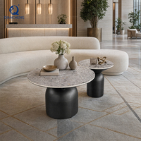 Ensemble de tables basses rondes de qualité professionnelle avec plateau en pierre de quartz de 15 mm et base en métal noir mat, mobilier pour projets hôteliers, vente en gros