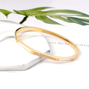 กำไลข้อมือทรงหกเหลี่ยมประดับเพชรซิคอนชุบทอง 18K สไตล์ทันสมัย ทำจากสแตนเลสสตีลสำหรับผู้หญิง - Product Image 6