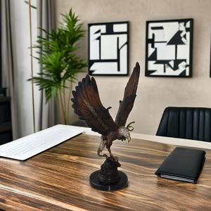 Pequeño águila de latón en acción tratando de atrapar a su presa estatua de bronce para decoración de escritorio - Product Image 1