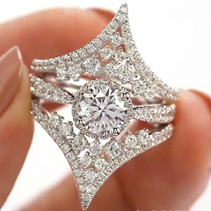 Anello di fidanzamento a forma di V per donna, gioiello scintillante da indossare sul dito per matrimonio - Product Image 4
