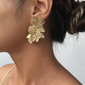 Pendientes de flores doradas para mujer, accesorios para fiesta, pendientes de tuerca, joyería coreana, aretes de perlas 2021 #0807