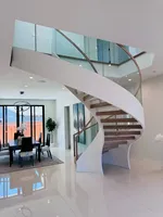 Escalier en colimaçon monolithique blanc Tanlong avec marches flottantes en bois dur et garde-corps en verre pour villa de luxe légère