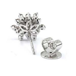 Boucles d'oreilles pour femmes HongKong Vente en gros de haute qualité 18 carats or blanc massif véritable diamant plaqué or personnalisé en forme de fleur en grappe - Product Image 4