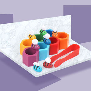 <span class=keywords><strong>Jeu</strong></span> de société Montessori en bois : Abri des abeilles sensoriel doux avec pinces pour la coordination œil-main et l'éducation précoce aux mathématiques pour les enfants - Product Image 3