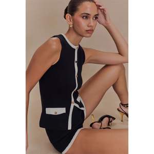 Ensemble tricoté personnalisé 2026 pour femme : haut sans manches et short avec boutons, tenue respirante deux pièces pour les vacances - Product Image 3