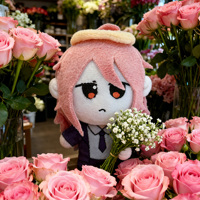 Poupée en peluche mini anime personnalisée OEM ODM de 10 cm, figurine de personnage de style détective avec tenue et chapeau personnalisés pour les marchandises de jeux d'anime