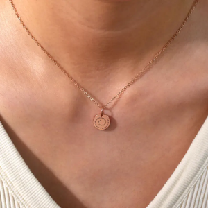 Collana con Disco Inciso a Spirale Personalizzata in Acciaio Inossidabile, Gioiello Natalizio con Citazione, Versetto, Mantra Personalizzato, Regalo per Donne - Product Image 5
