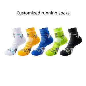 Chaussettes de sport professionnelles pour hommes avec logo personnalisé, semelle respirante et amortissante pour la course à pied, le marathon, le cyclisme, le basketball, l'entraînement et la gym - Product Image 1