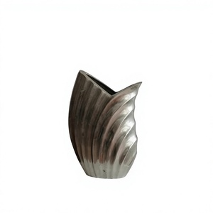 Vase à fleurs en aluminium fait main, finition argentée, pour la décoration de la maison, salon, chambre, présentation sur table, pot à fleurs, design moderne - Product Image 1
