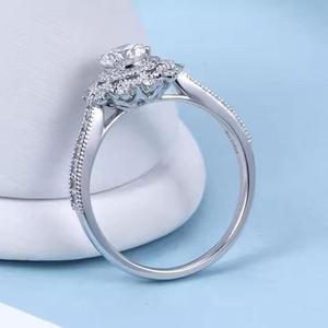 Anillo de Diamante Moissanita de Plata de Ley 925 con Corte Brillante para Compromiso, Boda y Ocasiones Especiales - Product Image 2