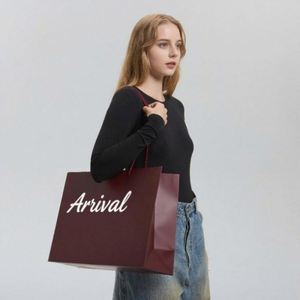 Bolsa de Mano de Papel Ecológica, Duradera y de Alta Calidad, con Logotipo Personalizado Impreso, para Empaque de Ropa de Mujer - Product Image 2