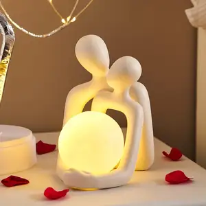 Düğün hediyesi için TEATONES çift heykeli eşi veya koca beyaz romantik sevgilisi sarılma heykel ev dekor oturma odası yatak