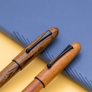 <span class=keywords><strong>Penna</strong></span> <span class=keywords><strong>Stilografica</strong></span> di Lusso in Legno con Punta Dorata, Design Calligrafico, <span class=keywords><strong>Penna</strong></span> in Legno, Regalo di <span class=keywords><strong>Laurea</strong></span> in Confezione Regalo - Product Image 4