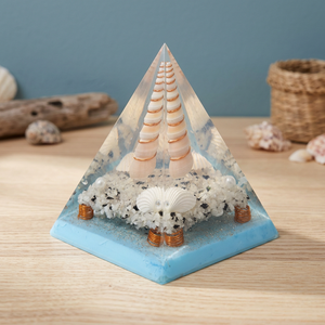 Pyramide d'orgone en spirale de coquillages et cristaux RozRin, incrustation de cristaux bouddhistes sculptés, décoration d'intérieur en forme de triangle, Gujarat - Product Image 3