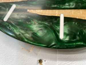 Horloge murale moderne en résine et bois, conçue avec des motifs complexes et une finition haut de gamme pour ajouter du charme à n'importe quel espace. - Product Image 6