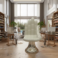 Chaise d'art moderne et créative en fibre de verre, design en forme de main, pour modèles immobiliers haut de gamme et cours intérieures de villas artistiques