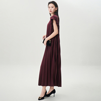 Dernière conception de robe de mode pour femmes de haute qualité à manches courtes couleur unie tenue décontractée robe plissée Miyake vente en gros d'usine
