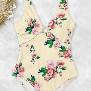 Maillot de bain brésilien sexy pour femme, style bohème, imprimé floral, coupe triangle, avec finitions artisanales, écoresponsable - Product Image 1