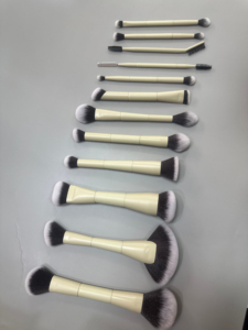 ชุดแปรงแต่งหน้า 12 ชิ้น ยี่ห้อ YRX ระดับมืออาชีพ ขนแปรงสังเคราะห์คุณภาพสูง ปลายแปรงสองด้าน สำหรับคอนซีลเลอร์ รับทำโลโก้ อุปกรณ์เสริมความงาม - Product Image 5