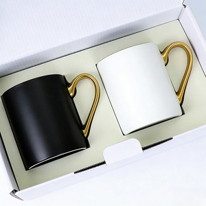 Taza de Café de Cerámica Negra y Blanca de Estilo Moderno Personalizada con Asa Dorada, Juego de Tazas de Porcelana - Product Image 1