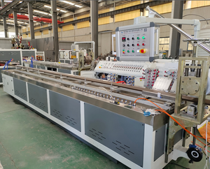 Ligne d'extrusion de profilés de panneaux de porte WPC entièrement automatique, machine de fabrication de panneaux de porte en composite bois-plastique personnalisée - Product Image 3