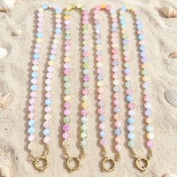 Collier ras du cou pour femme Manna en acier inoxydable plaqué or avec fermoir à ressort et perles de verre facettées pastel vibrantes faites à la main